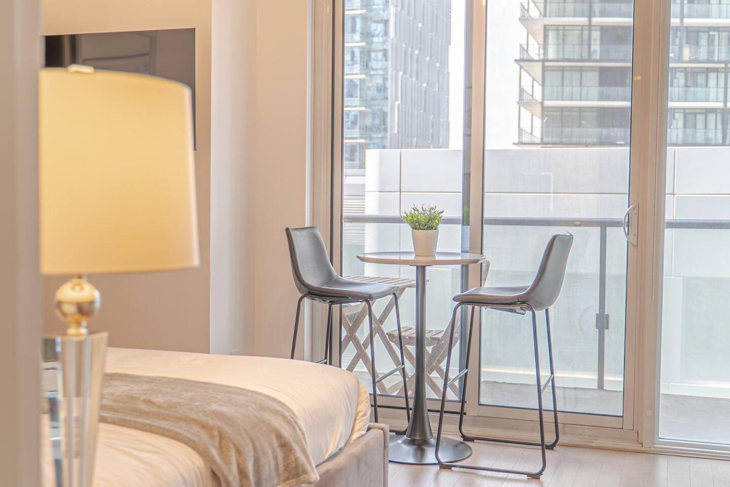 Appartement Luxe - Location Score 10 - Steps To Rogers Centre, Cn Tower, Eaton Centre, Convention, Scotia Bank Arena *